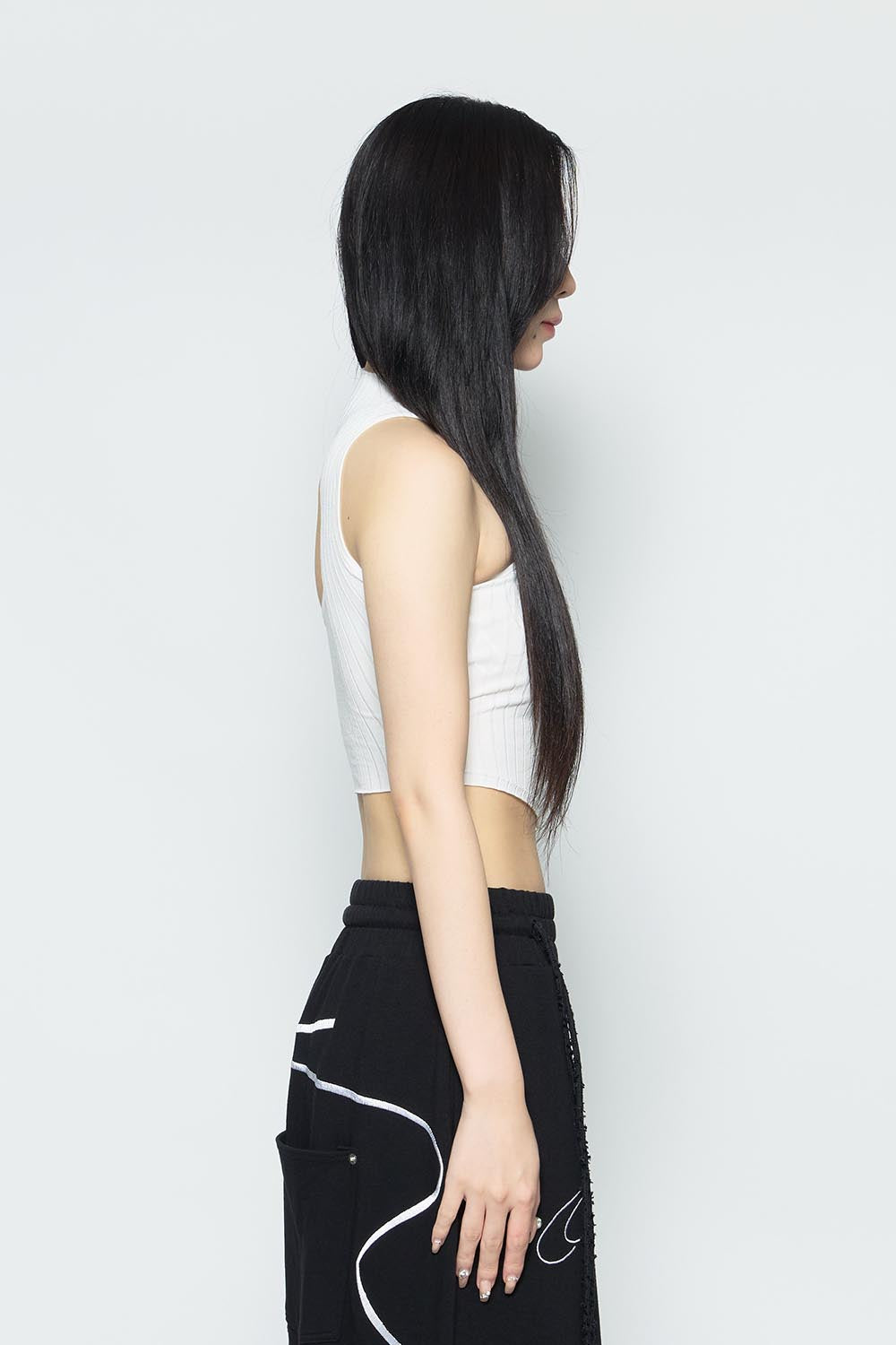 THEREDTHREAD / ザレッドスレッド】S asymmetric zip up tank