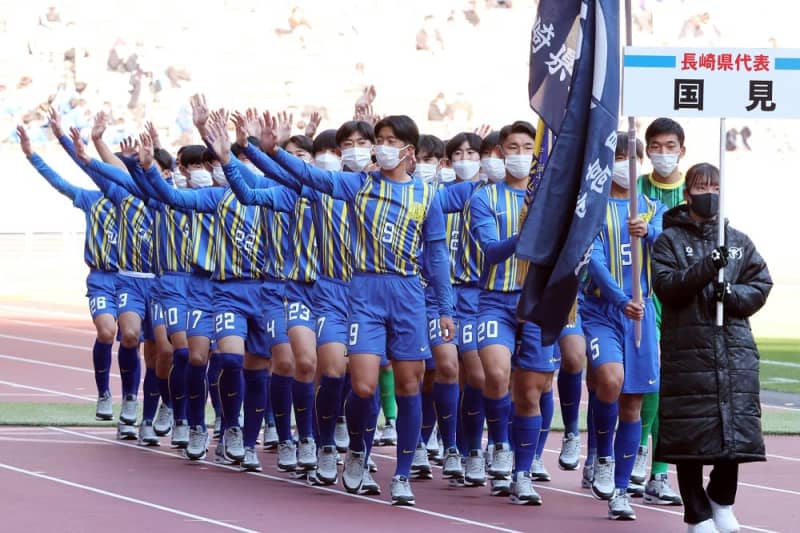 新ユニホームで堂々行進” 国見1回戦へ 全国高校サッカー選手権、熱戦