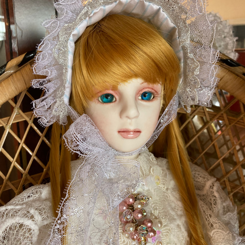 創作ビスクドール人形 ブルーアイと白いアンティーク風ドレスの女の子