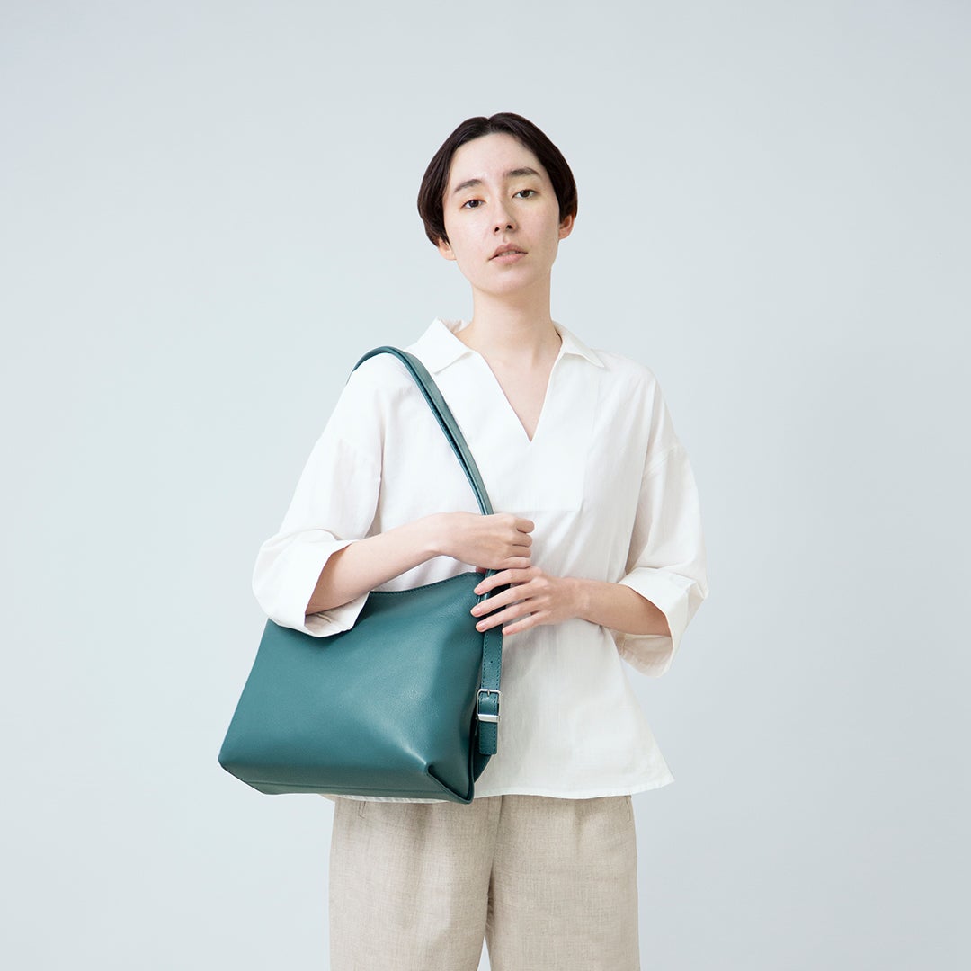 マザーハウスの代表バッグ ”yozora” が、より軽やかに、洗練された