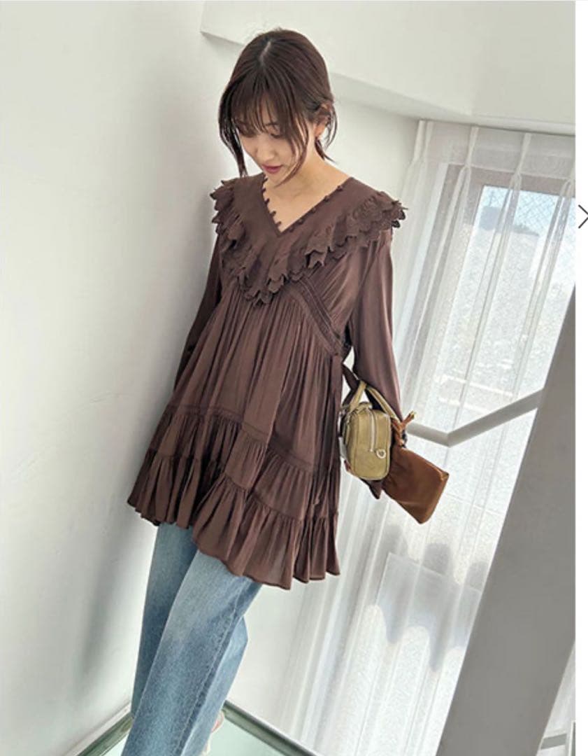 スナイデル　コットンライクラッフルカラーチュニック SNIDEL（スナイデル）の「コットンライクラッフルカラーチュニック