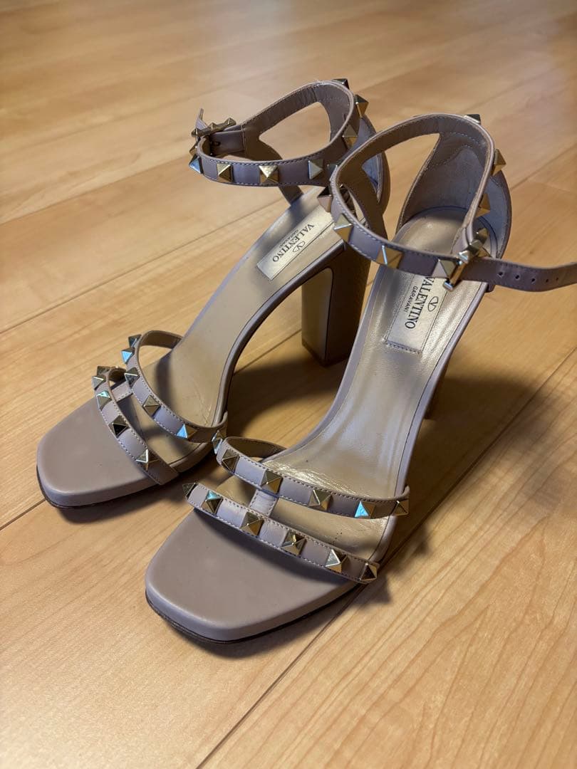 【美品】Valentino スタッズ付きベージュサンダル ロックスタッズ カーフスキン フラットフォーム サンダル 45mm for